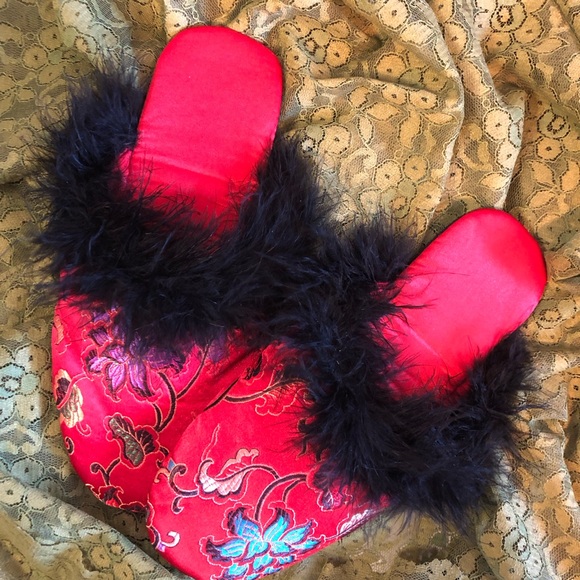 Marabou Feather Satin Slippers Floral Red Multi
New without tags - Picture 6 of 8